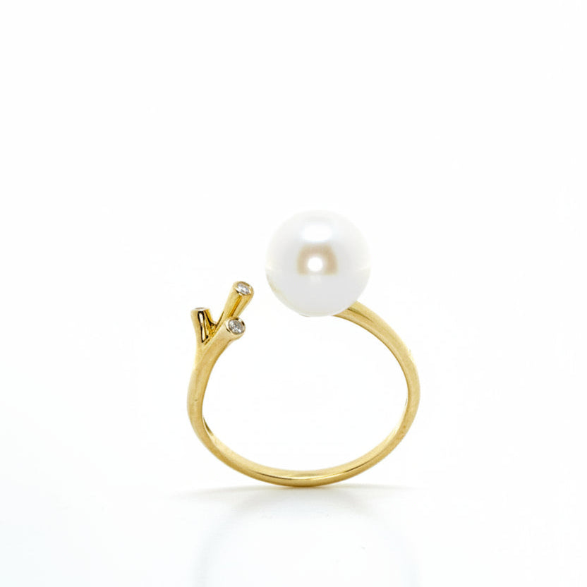 Pearl and Diamond ring in Yellow Gold