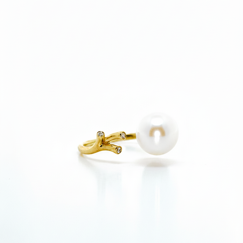 Pearl and Diamond ring in Yellow Gold