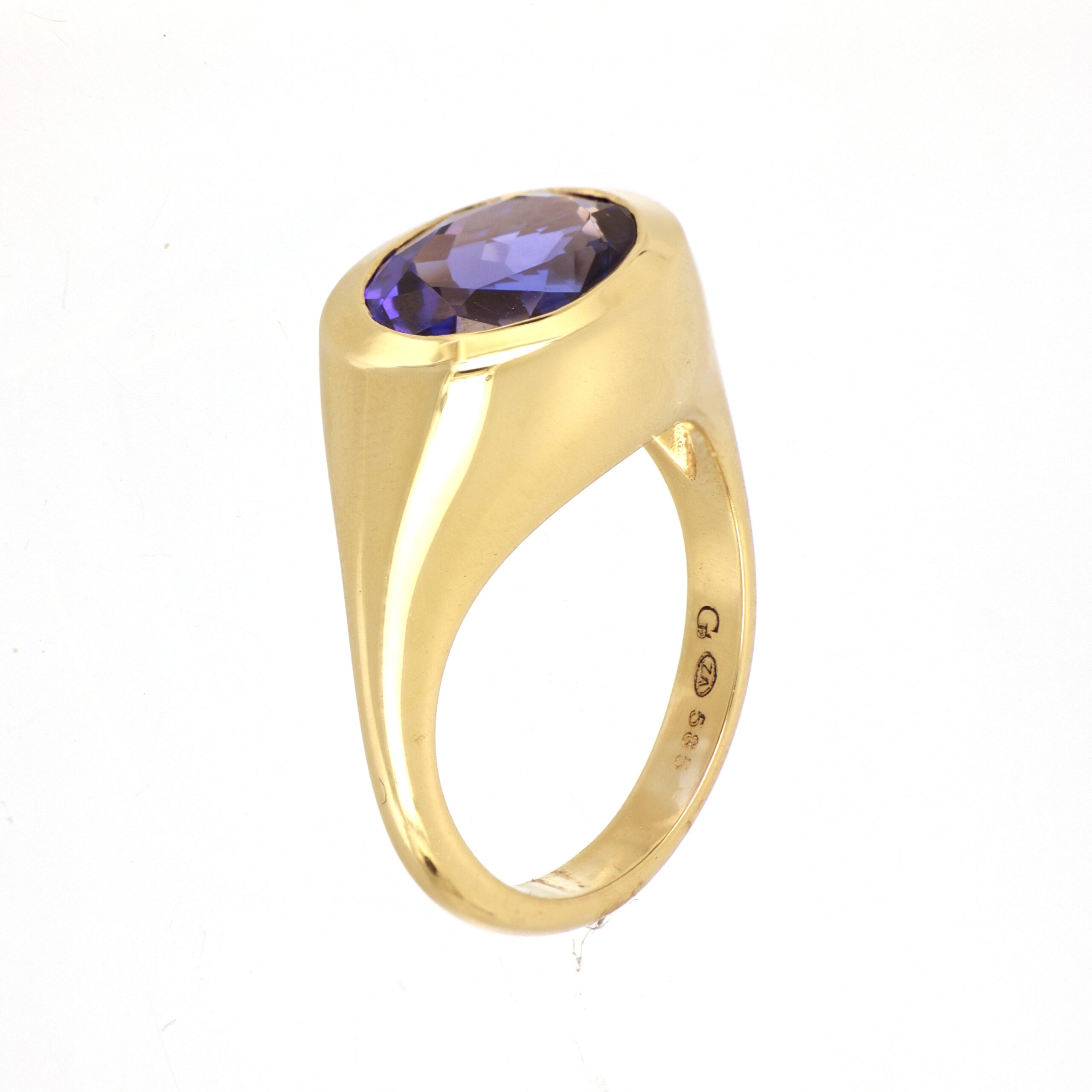 Tanzanite signet ring in Yellow Gold image 1
